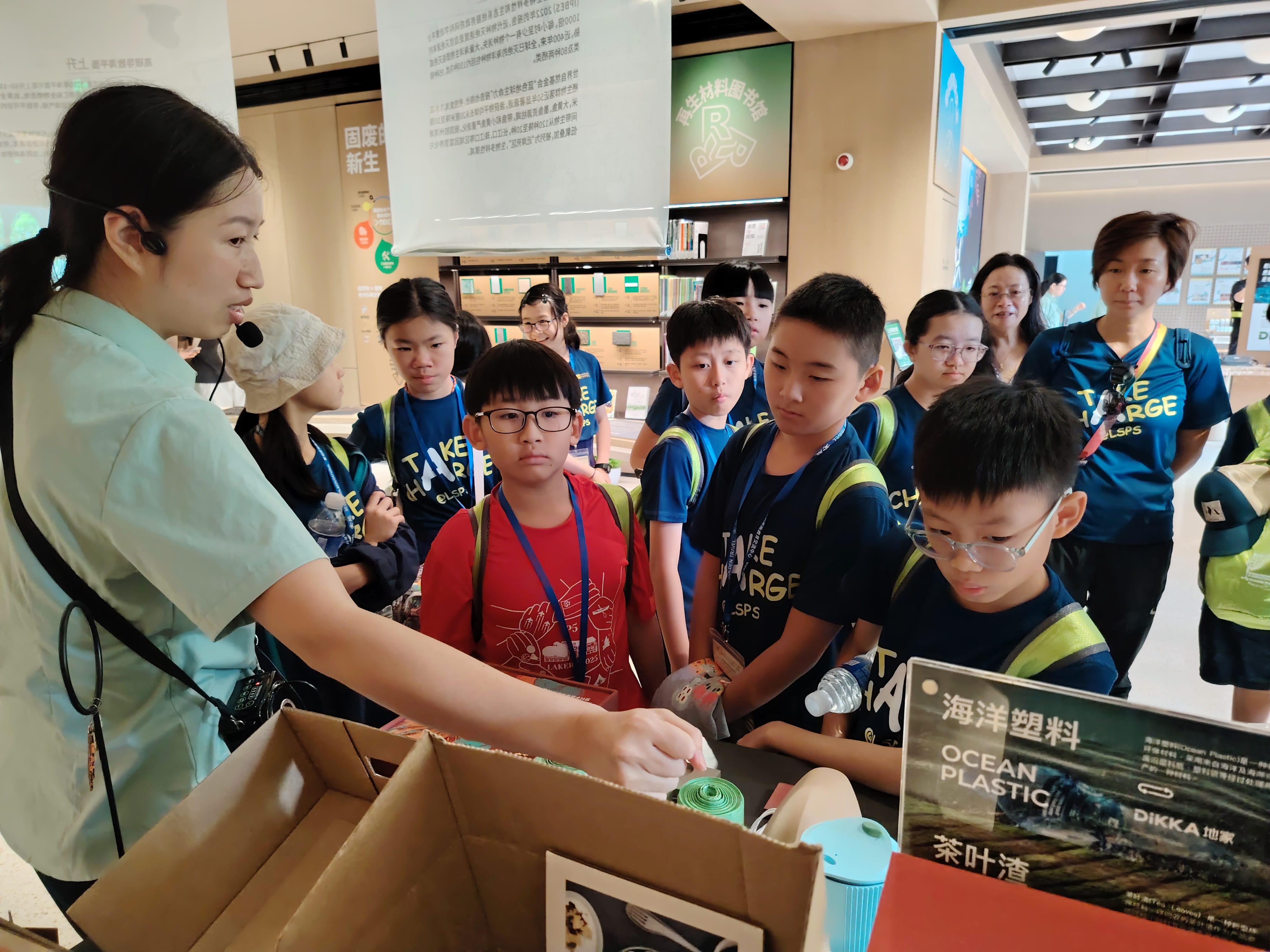 At the Carbon Secret Museum, students learned about the environmental impact of human activities and the importance of promoting a low-carbon lifestyle